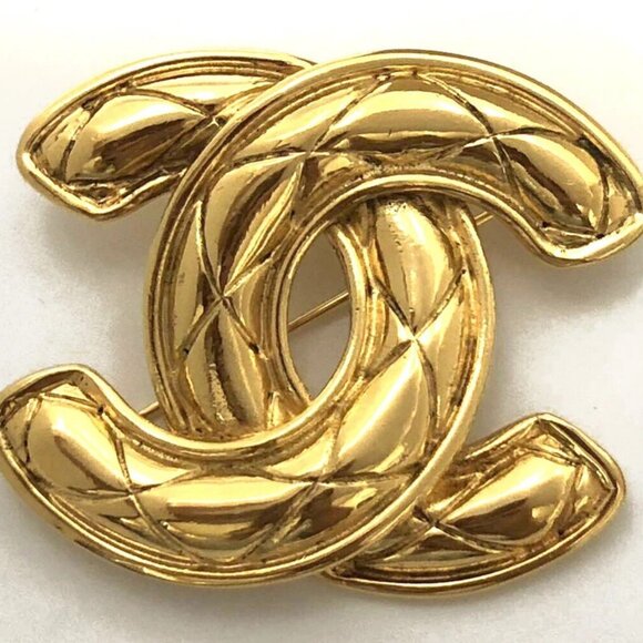 CHANEL CC Logo Quilted Matelasse Brooch Gold Tone Pin Auth w/Box D-o1150 - Picture 1 of 16